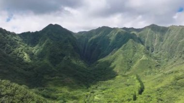 Oahu Kuzey Sahili 'ndeki Kutsal Şelale Parkı' nın havadan görüntüsü. Hawaii adalarında açık hava macerası. Hauula Orman Koruma Alanı. Sinema yeşili Sacred Falls Vadisi manzara turizmi.
