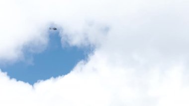 Oahu adası üzerinde helikopter turu. Havai manzarası bulutlu bir günde helikopterle uçan turistler. Manzaralı açık hava macera turu. ABD turizmi 4K. Mavi gökyüzünde bulutların içindeki helikopter görüntüsü