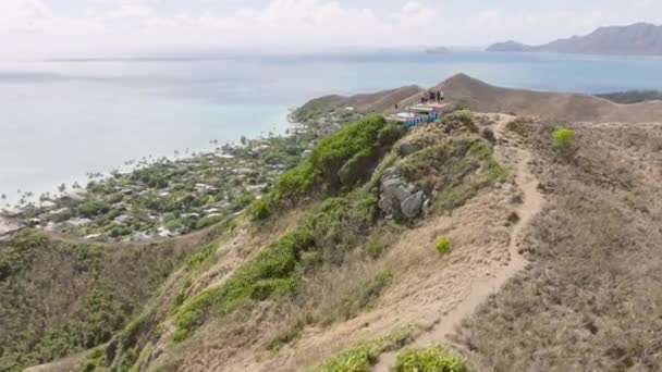 兰尼凯 皮箱带着令人叹为观止的景色远足 夏威夷瓦胡岛的开华海岭小径 在Kailua海滩公园 人们欣赏如画的Lanikai皮箱小径 徒步旅行者探索具有挑战性的路线 — 图库视频影像