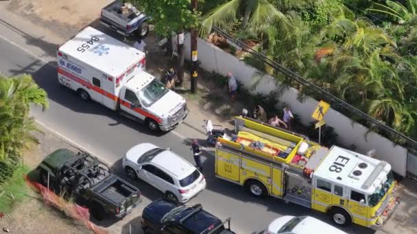 ハワイ州ランカイビーチ 2023年8月の道路事故 救急車や消防車は 歩行者 自転車 車で事故の場所に置かれている 病院に人を連れて行った車 緊急事態4Kについて — ストック動画