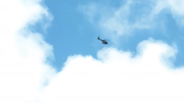 俯瞰蓝天中的直升机 在瓦胡岛上空的直升机旅行 在多云的日子里 游客乘坐直升机在夏威夷风景秀丽的风景上空飞行 景区户外探险之旅 美国旅游业4K — 图库视频影像