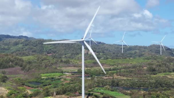 热带瓦胡岛的电影风力发电厂 夏威夷阳光明媚的夏日 风车俯瞰着天空 可再生能源概念 风能技术4K 气候变化努力的概念B — 图库视频影像