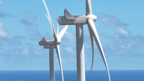 Closeup查看瓦胡岛风力发电厂 面对蓝色的海洋 旋转着的风车叶片 夏天的电影空中风车 可再生能源概念 气候变化努力概念夏威夷美国4K — 图库视频影像