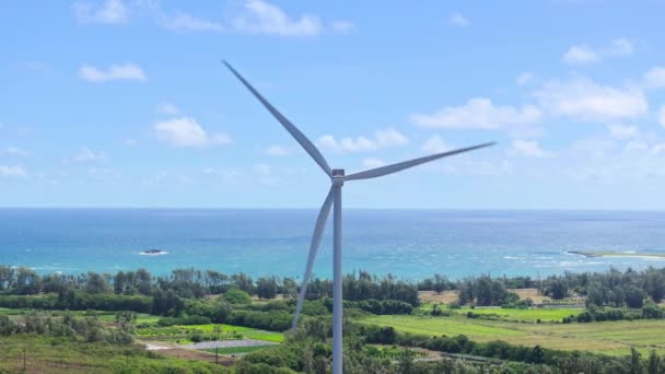 白色的叶片在美丽的云天背景上旋转4K 风力涡轮机产生清洁的可再生能源以促进可持续发展 美国瓦胡岛风力发电场的空中能源生产 — 图库视频影像
