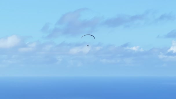 Ekstremalny Paralotniarz Lecący Pod Błękitnym Niebem Białymi Chmurami Człowiek Lata — Wideo stockowe