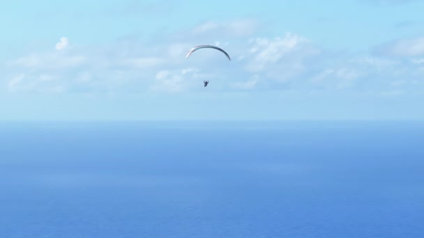 在美国夏威夷州的太平洋上空 拍下了无人驾驶飞机拍下的滑翔机照片 极致的滑翔伞在蓝天白云的映衬下飞舞 人类带着芦笋在4K高空飞翔 — 图库视频影像