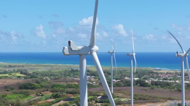 気候変動の取り組みコンセプトB Roll Usa トロピカルオアフ島の風力発電所 ハワイの晴れた夏の日に風車の空中ビュー 再生可能エネルギーコンセプト 風力エネルギー技術 — ストック動画