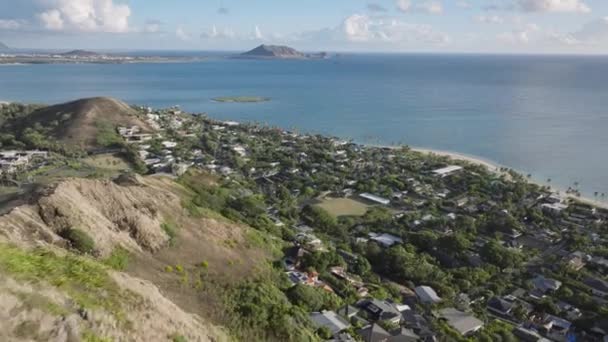 カイルアビーチパークのランカイピルボックストレイル 息をのむような景色のランカイ村 オアフ島4Kのカイワリッジトレイル ハワイの自然を楽しんでいる人たち 挑戦的なルートを探索するハイカー アメリカ — ストック動画