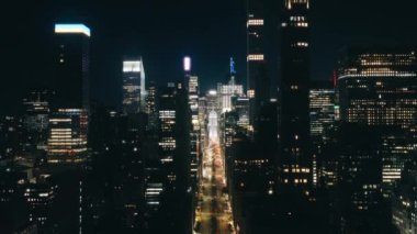 New York şehir merkezindeki gece binaları ufuk çizgisi. Gökdelenler finans bölgesi. New York şehir merkezindeki hava uçuşu gece aydınlandı. Gece trafiği. Büyük Elma şehri gece insansız hava aracı görüntüsü.
