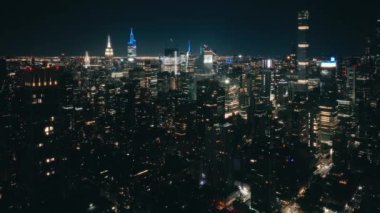 New York şehir merkezindeki hava uçuşu gece aydınlandı. Gece trafiği. Büyük Elma şehri gece drone çekiminde. New York şehir merkezindeki gece binaları ufuk çizgisi. Gökdelenler finans bölgesi