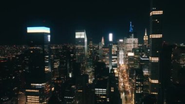 Gökdelenler finans bölgesi. New York şehir merkezindeki hava uçuşu gece aydınlandı. Gece trafiği. Büyük Elma şehri gece drone çekiminde. New York şehri gece binaları şehir merkezi ufuk çizgisi