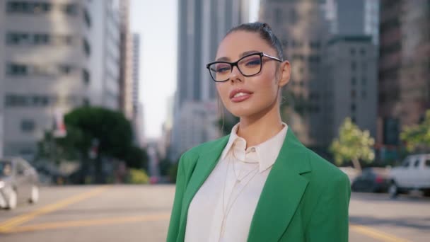 Ung Attraktiv Kvinna Trendiga Glasögon Poserar Urbana Gator Centrum Självsäker — Stockvideo