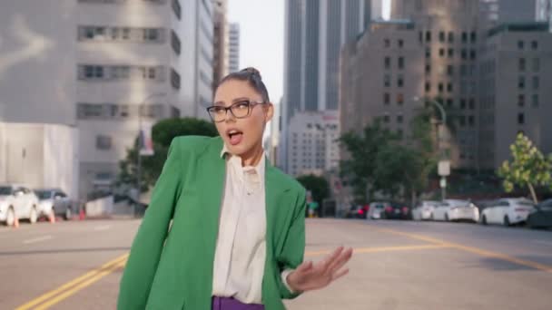 Femme Heureuse Dansant Ville Célébrant Promotion Dans Rue Urbaine Inspiré — Video