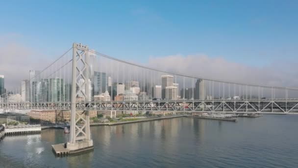 캘리포니아 4K에서 안개로 비즈니스 사무실 샌프란시스코 아름다운 브릿지를 시네마틱 배경에 — 비디오