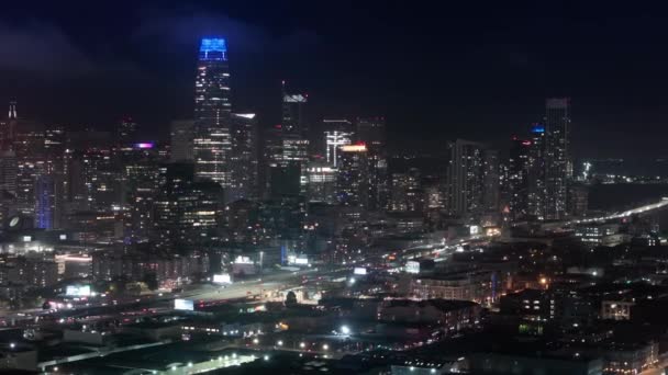 Panorama Aéreo Tráfico Nocturno Plano Drones Edificios Nocturnos Del Centro — Vídeo de stock