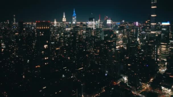 大纽约的城市景观在夜间无人驾驶飞机射击 纽约市的夜晚建筑市中心的天际线 摩天大楼为具有未来视野的地区提供资金 纽约市中心上空的空中飞行在夜间点亮 — 图库视频影像