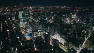 New York City şehir merkezi manzaralı arka plan. Geceleri Madison Square Garden Havayolları. Hava karardıktan sonra yüksek gökdelenler üzerinde İHA uçuşu. Manzaralı gece vakti. Aydınlatılmış Manhattan 'ın üzerinde.