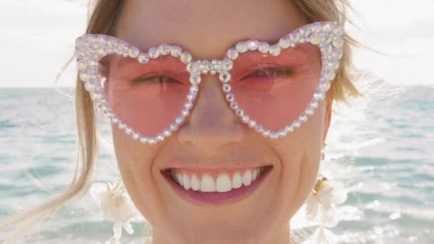 Sluit Emotionele Bruid Sluit Ogen Droom Huwelijksreis Portret Van Smiley — Stockvideo