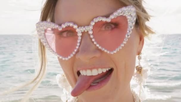 Retrato Mulher Engraçada Hilariante Óculos Rosa Fazendo Caras Bobas Fingindo — Vídeo de Stock