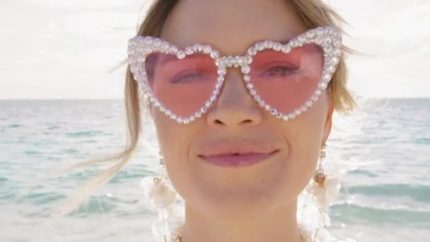 Усміхнена Леді Білими Зубами Сміється Відкритому Повітрі Портрет Щасливої Жінки — стокове відео