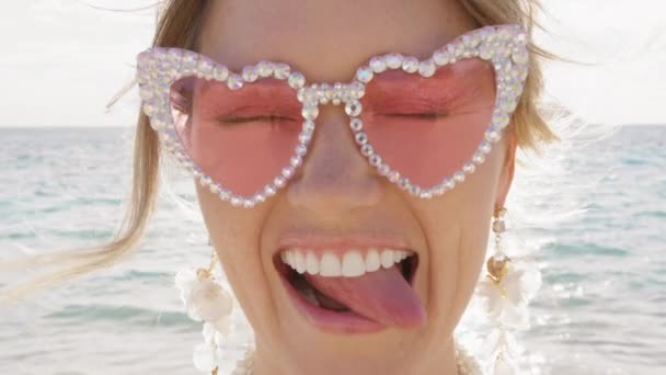 Portret Smiley Vrouw Roze Bril Dwaalt Rond Toont Tong Positief — Stockvideo