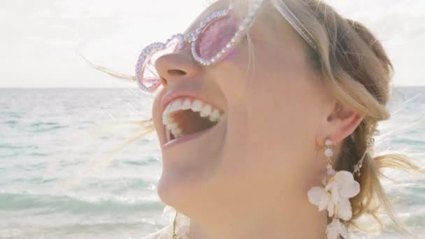 Szczęśliwy Śmiech Kobiecy Portret Szaleje Ekscytującymi Wiadomościami Super Podekscytowana Uśmiechnięta — Wideo stockowe
