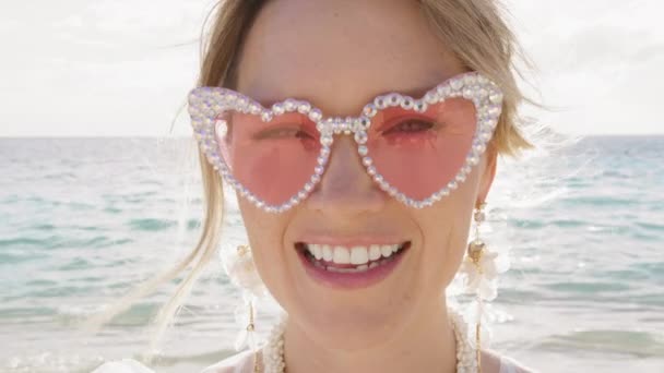 Portret Młodej Kobiety Flirtującej Kamerą Uśmiechnięta Dziewczyna Fantazyjnych Różowych Okularach — Wideo stockowe