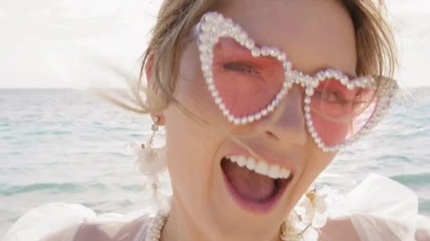 Super Aufgeregt Glücklich Lachen Frau Genießen Flitterwochen Urlaub Auf Exotischen — Stockvideo