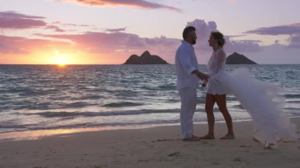 在夏威夷海滩上 一对恋爱中的快乐的浪漫夫妇在电影落日下结婚 年轻的男女牵着手在美丽的日出前接吻 爱情与浪漫 蜜月旅行 — 图库视频影像