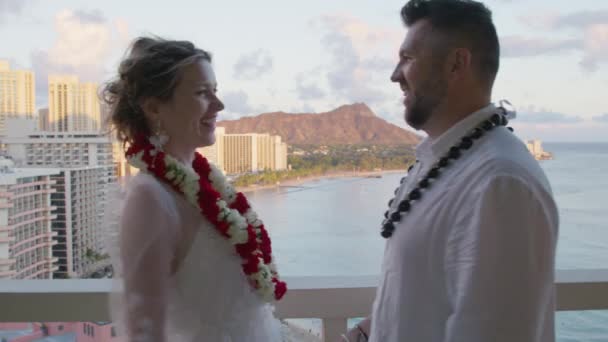 結婚記念日を祝う幸せな夫と妻 ロマンチックな休日にワイキキのビーチを見ながらキスと抱擁 ハワイのオアフでダイヤモンドの頭の上に日没を見ているカップル ラブコンセプト アメリカ — ストック動画