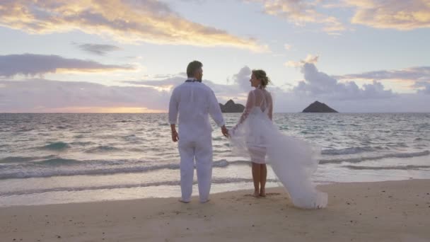 Щаслива Пара Білому Бохо Весільному Одязі Тримає Руки Насолоджується Кінематографічним — стокове відео