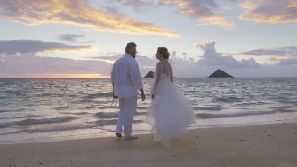 Пляжная Свадебная Церемония Рассвете Гавайях Жених Невеста Надевают Друг Друга — стоковое видео