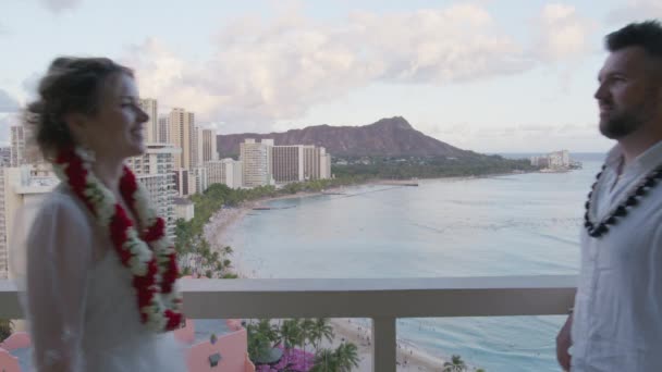Vonzó Kaukázusi Pár Várja Naplementét Paradicsomi Hawaii Szigeteki Esküvő Után — Stock videók
