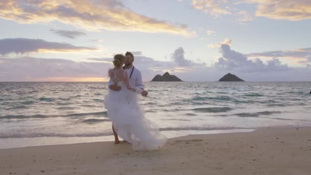 Молода Пара Закохується Одруження Пляжі Посміхаючись Танцюючи Тропічному Острові Заході — стокове відео