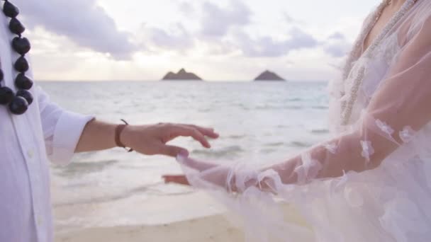 在海滩婚礼上 快乐的爱情时刻 穿着白色布荷族婚纱的时髦新娘紧握双手 把白金婚戒戴在新郎的手指上 婚礼上的浪漫夫妻 — 图库视频影像