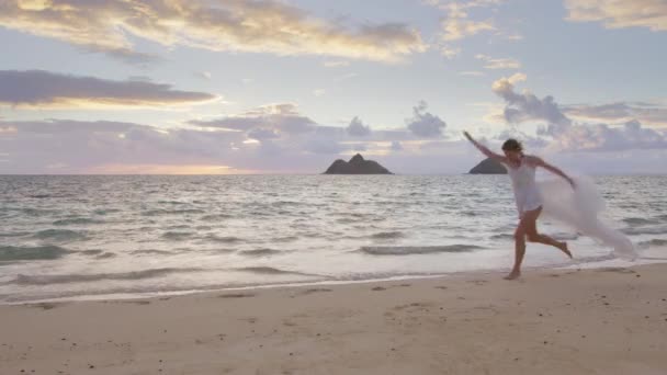 Uśmiechnięta Wariatka Bawi Się Wokół Wesela Plaży Marzeń Atrakcyjny Szalony — Wideo stockowe