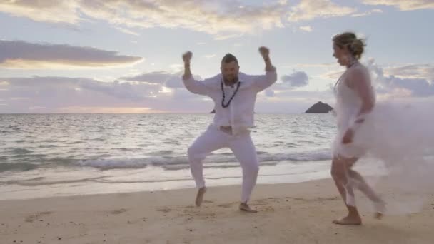 Šílený Veselý Mladý Pár Tancující Zdviženýma Rukama Písečné Tropické Pláži — Stock video