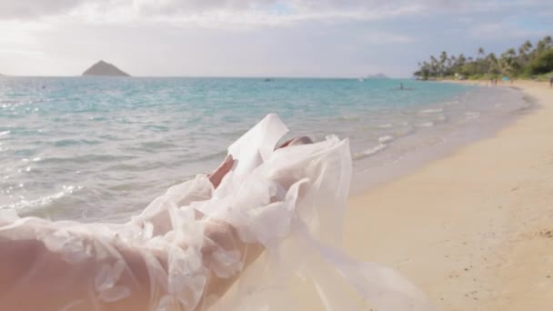 Gelin Damat Için Tropik Sahil Manzarasının Önünde Romantik Duygusal Yeminleri — Stok video