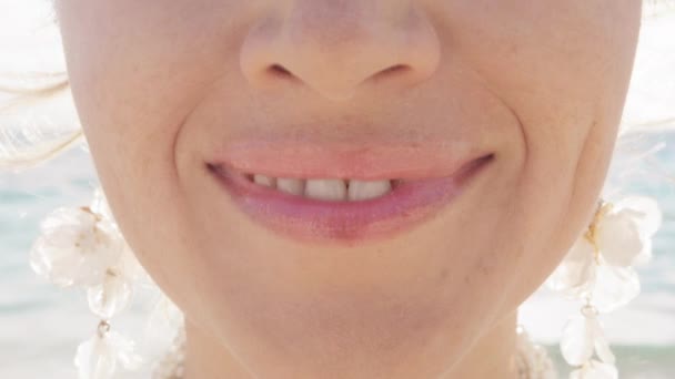クローズアップ女性は 屋外の晴れた背景で目に見えない歯のアライナー手順の後に白い笑顔を示しています ストーマトロジーと歯科医療のコンセプト スローモーション4Kでカメラに微笑んでいる幸せな白人女性 — ストック動画