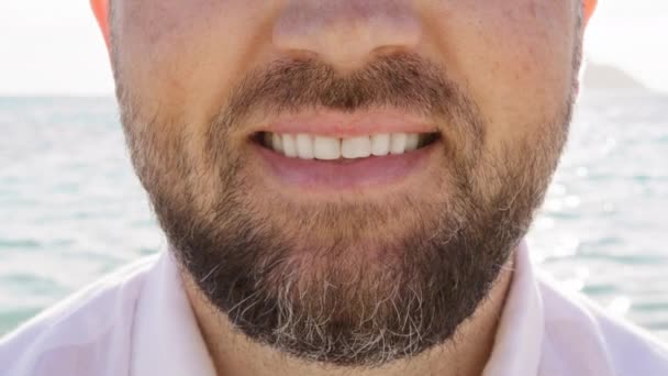 Gros Plan Des Dents Souriantes Homme Barbu Âge Moyen Debout — Video