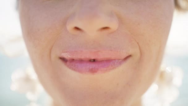 Feliz Modelo Sonriente Cerca Elegante Hembra Con Piel Perfecta Labios — Vídeos de Stock