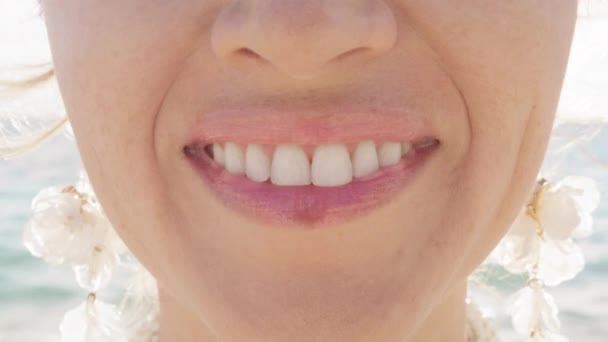 Елегантна Жінка Ідеальною Шкірою Рожевими Глянцевими Губами Косметологія Догляду Шкірою — стокове відео