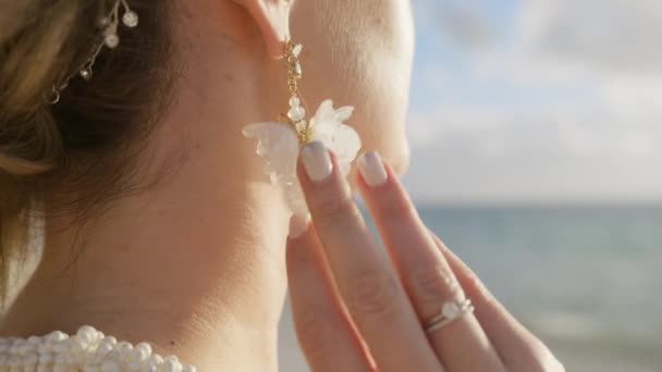 Zblízka Boční Pohled Krásné Ženy Sobě Luxusní Zavěšení Bílé Květinové — Stock video