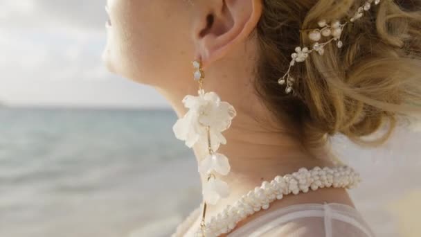 Menyasszony Boho Stílusú Kiegészítőket Visel Fiatal Elegáns Lógó Virágos Fülbevaló — Stock videók