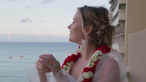 一个微笑的年轻女子带着钻石戒指看着手心的画像 美国夏威夷州瓦胡岛美丽的怀基基海滩上的婚戒后 快乐的新娘欣赏着迷人的钻石头火山地标 — 图库视频影像