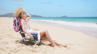 Hawaii adası sahilinde mutlu turistler. Hawaii Okyanusu sahilinde neşeli bir gezgin. Yaz tatili için ilham verici bir geçmiş. Deniz melteminin tadını çıkaran genç bir kadın. Gezgin şehvet kaşifi Oahu Adası