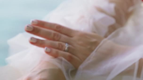 特写身穿白色长裙的女人 看着结婚戒指 试戴钻石戒指的女人新娘的手与美丽的结婚戒指设置 婚礼上戴钻石戒指的女性长手指 — 图库视频影像