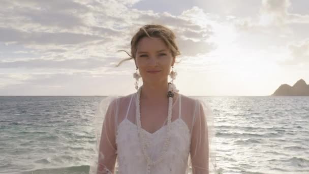 Menyasszony Fehér Esküvői Ruha Napkelte Háttér Nyugodt Portréja Tiszta Virágos — Stock videók
