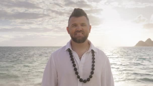 Przystojny Mężczyzna Stroju Ślubnym Boho Tradycyjnym Naszyjnikiem Orzechów Kukui Wyspy — Wideo stockowe
