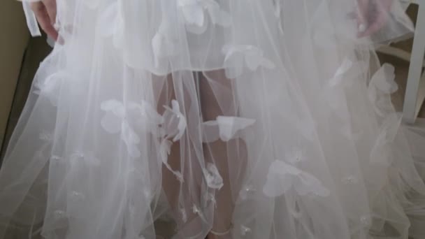 Модне Взуття Мереживом Кришталевим Бантом Показане Під Квітковою Весільною Сукнею — стокове відео